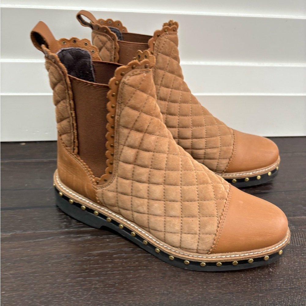 Free People Atlas Chelsea Boot- camel quilted size 6.5